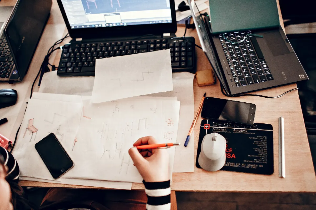 Personne rédigeant un CV sur ordinateur portable