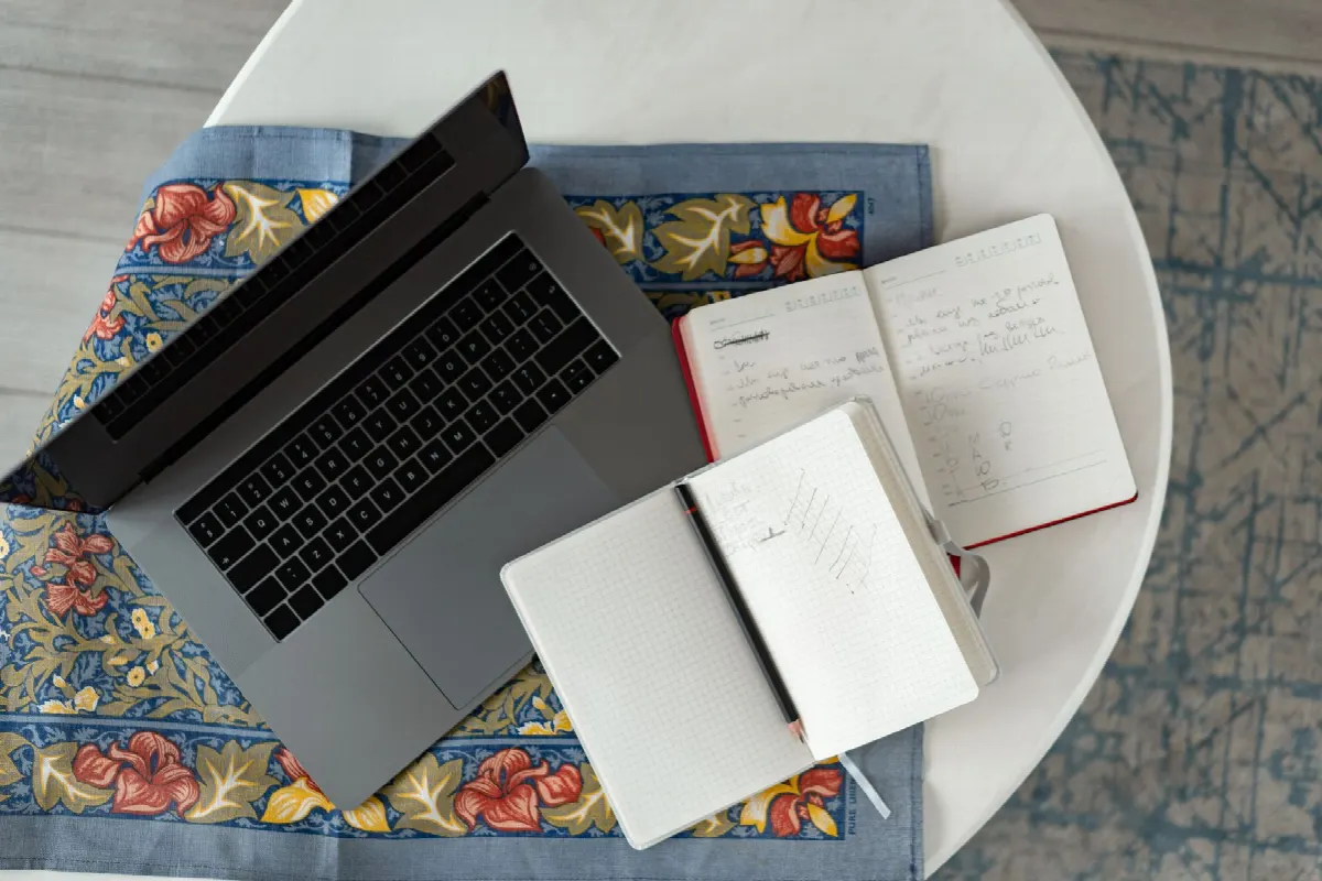 Atelier technique avec ordinateurs portables et notes